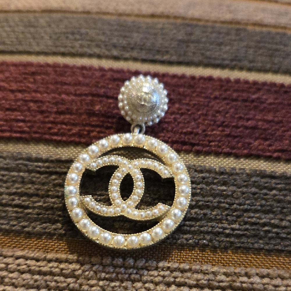 Authentic Chanel Single Earring - Picture 1 of 12